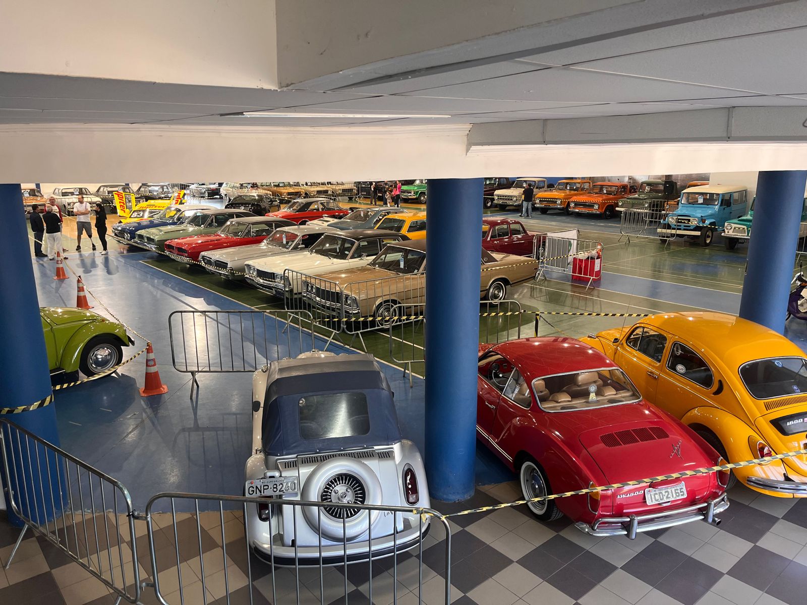 Exposição de carros antigos e 'Clube Rebaixados' movimentam